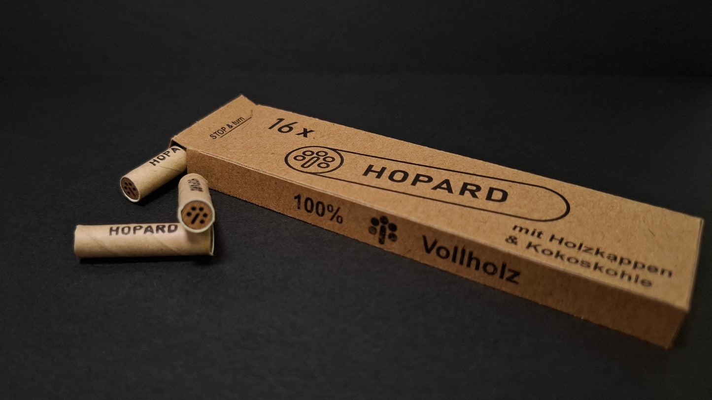 HOPARD Aktivkohlefilter mit Holzkappen und Kokoskohle – 16 Stück in brauner Verpackung aus Vollholz, drei Filter sichtbar außerhalb der Box