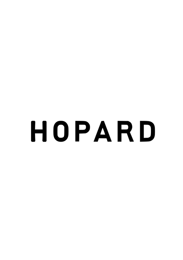 HOPARD Markenlogo in Form eines Textes mit  schlichter schwarzer Farbe auf weißem Hintergrund. Das Logo steht für nachhaltige Aktivkohlefilter, Holzfilter, natürliche Rohstoffe und umweltfreundliche Filtrationstechnologie